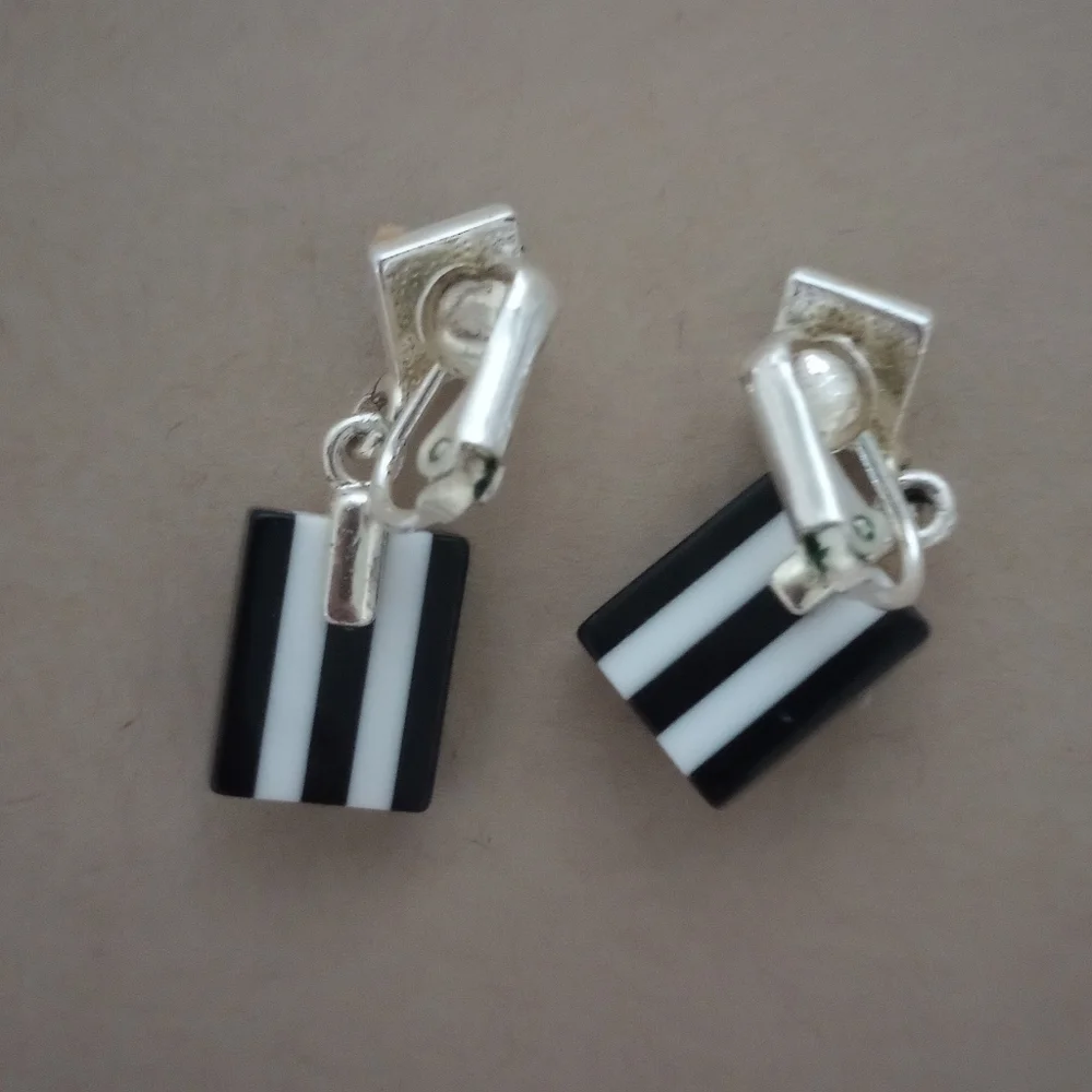Vintage Black and White Clip-On Earrings - Picture 4 of 6